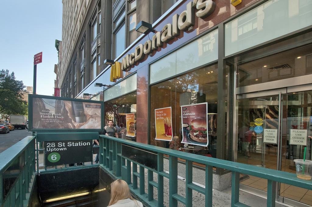Mid Town East Street Apartments Next To Times Square New York Exterior photo